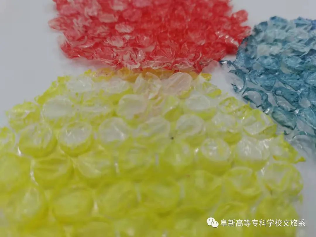 1642873334390943.jpg 21級(jí)廣告設(shè)計(jì)專(zhuān)業(yè)平面構(gòu)成作品展示 (6).jpg