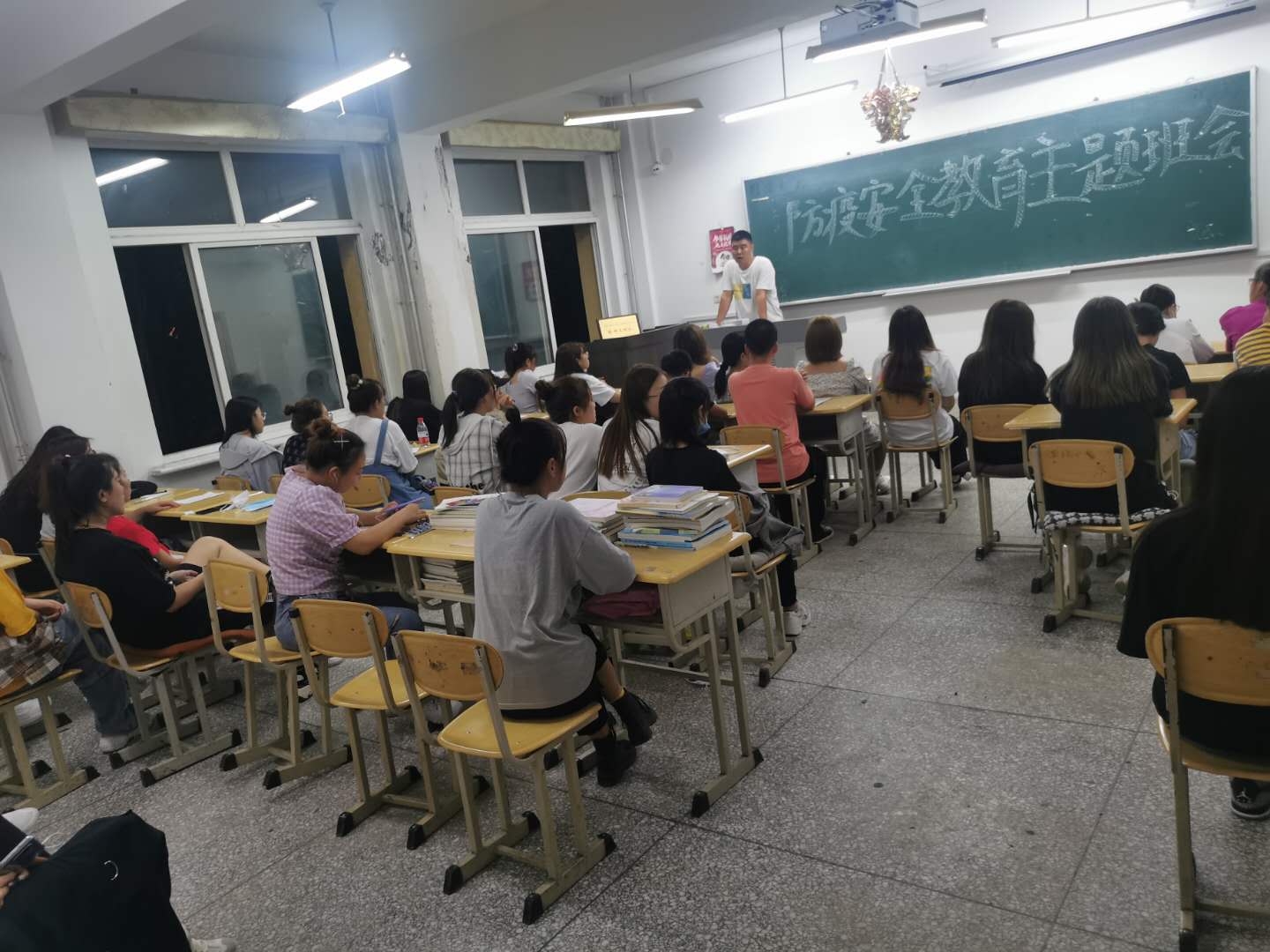 1642908191280782.jpg 防疫主題班會(huì)1.jpg